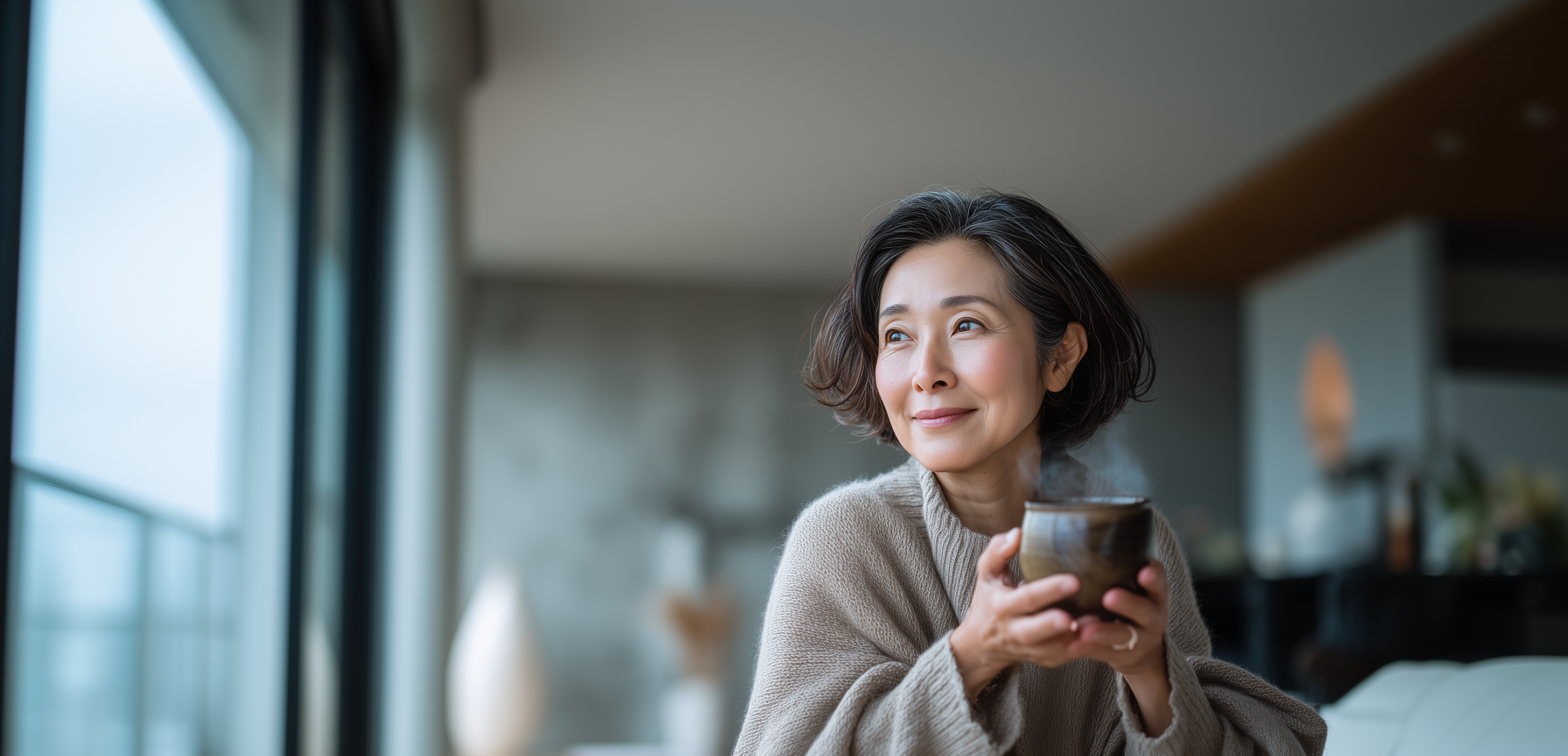 ボーンブロススープを飲む女性２